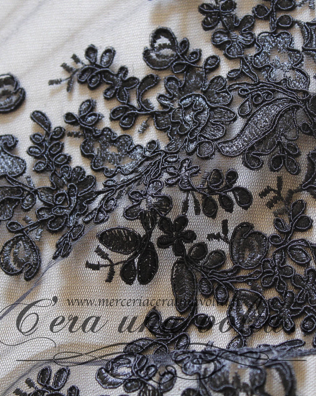 Tessuto in Tulle Ricamato Nero