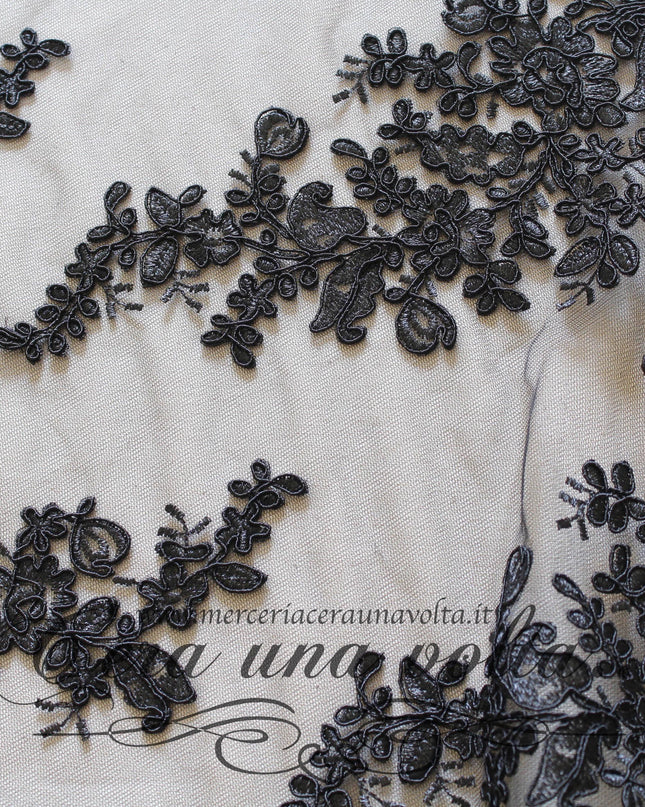 Tessuto in Tulle Ricamato Nero