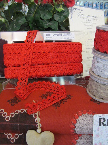 Pizzo in cotone rosso