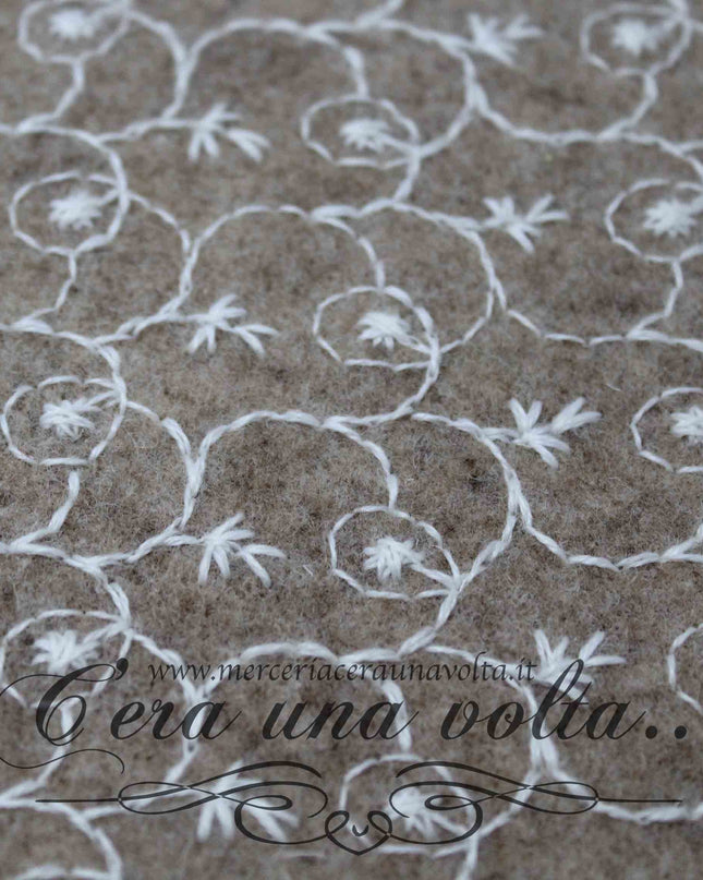 36 x 34 cm Feltro di lana ricamato Ghirigori