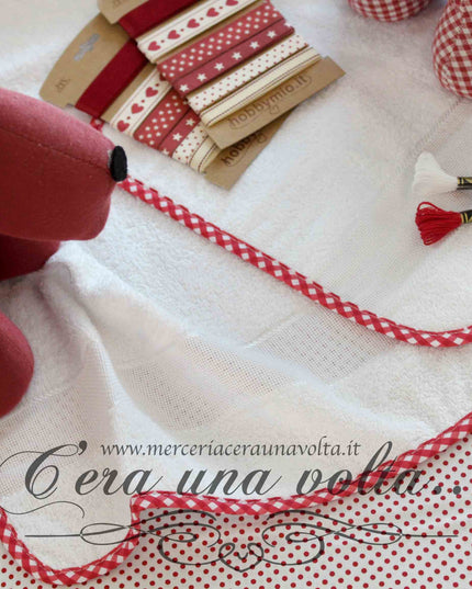 Set asilo 2 pz da ricamare Vicky Rosso