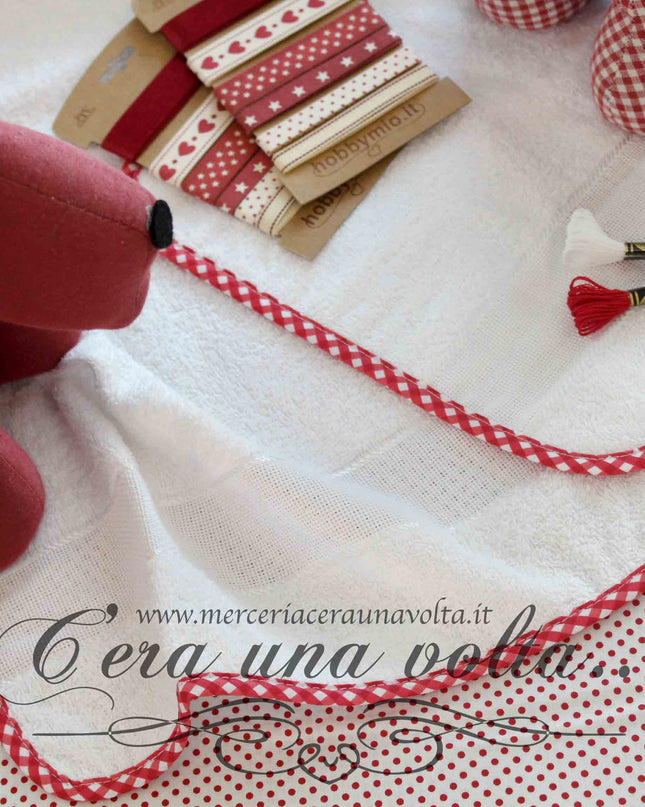 Set asilo 2 pz da ricamare Vicky Rosso