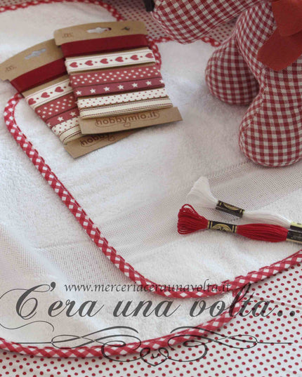 Set asilo 2 pz da ricamare Vicky Rosso