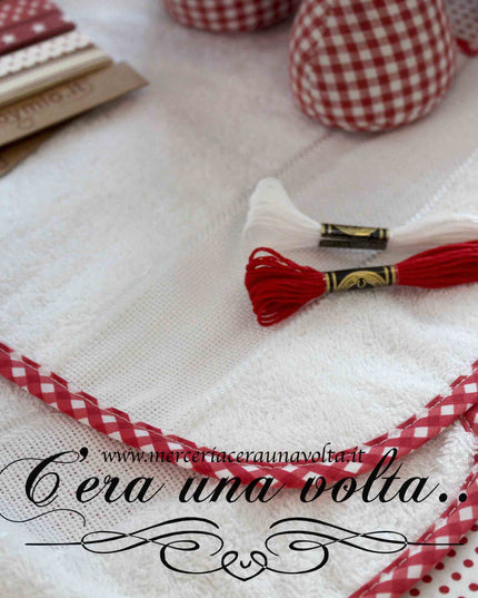 Set asilo 2 pz da ricamare Vicky Rosso