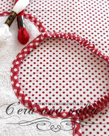 Set asilo 2 pz da ricamare Vicky Rosso