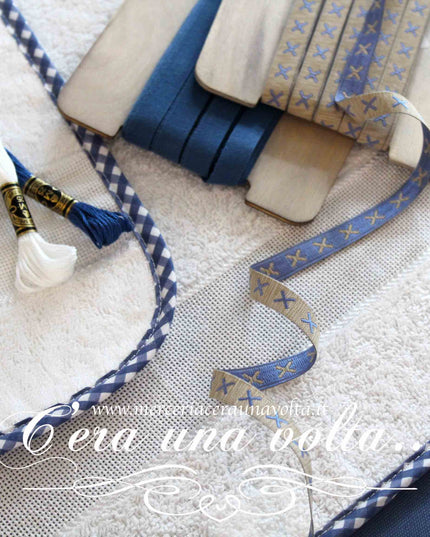 Set asilo 2 pz da ricamare Vicky Blu