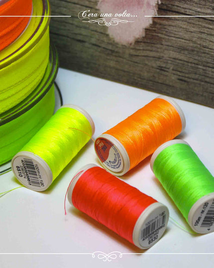 Filo per cucire fluorescente