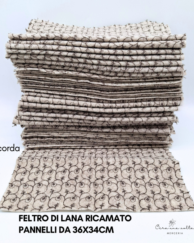 Feltro di lana ricamato 36x34cm