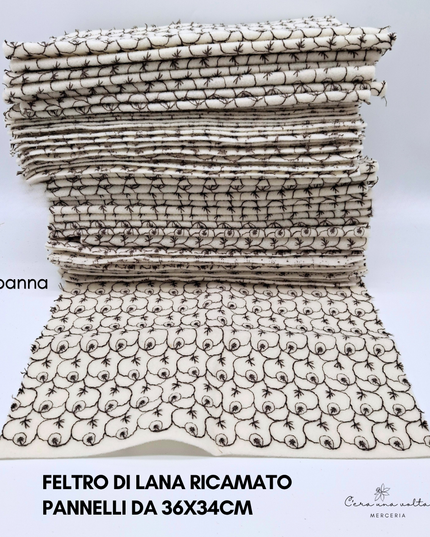 Feltro di lana ricamato 36x34cm