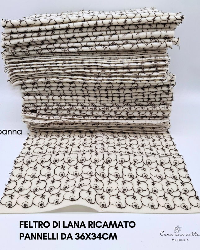Feltro di lana ricamato 36x34cm