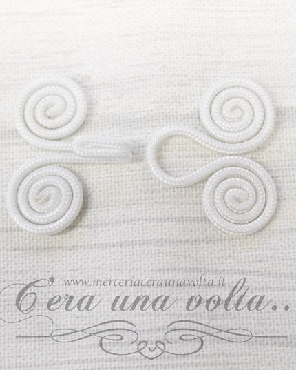 Ganci e occhielli rivestiti bianchi