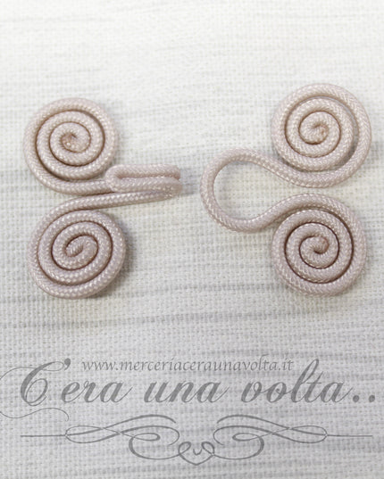 Ganci e occhielli rivestiti sabbia