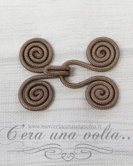 Ganci e occhielli rivestiti marrone pastello