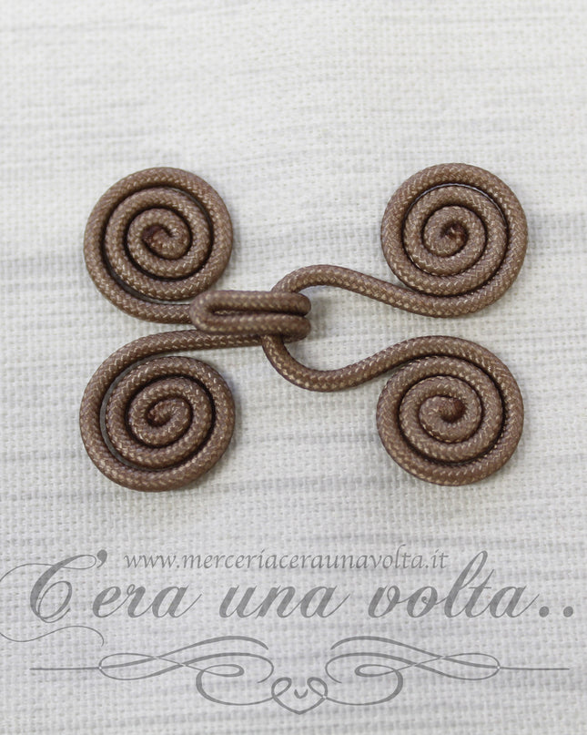 Ganci e occhielli rivestiti marrone pastello