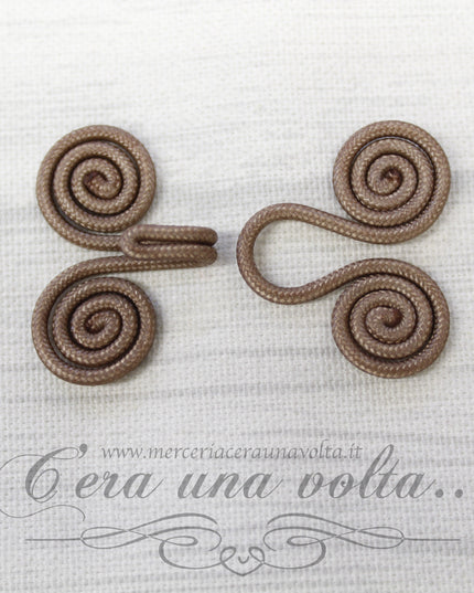 Ganci e occhielli rivestiti marrone pastello