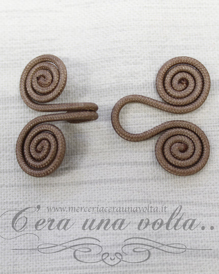 Ganci e occhielli rivestiti marrone pastello