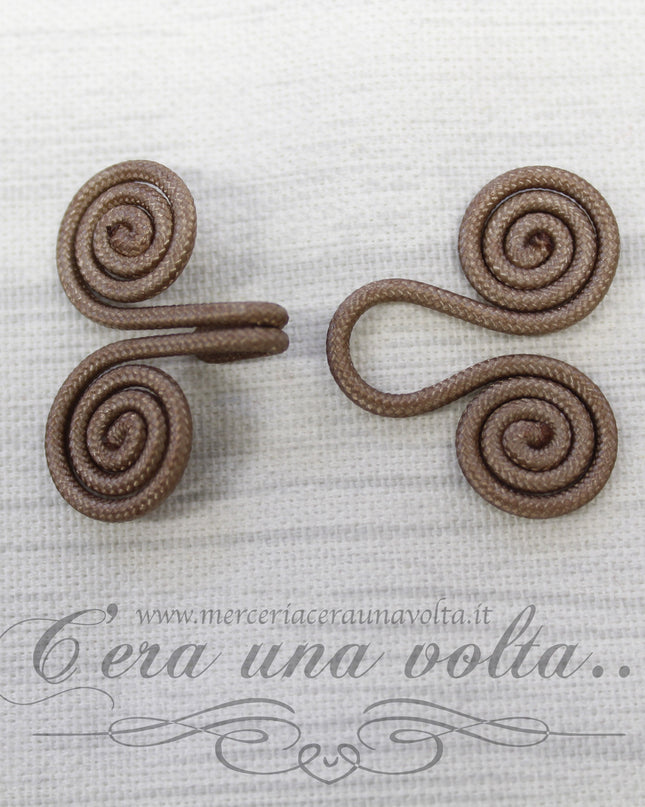 Ganci e occhielli rivestiti marrone pastello