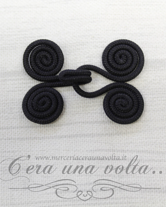 Ganci e occhielli rivestiti neri