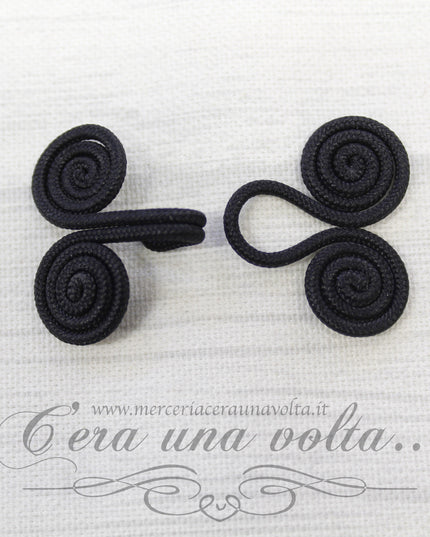 Ganci e occhielli rivestiti neri