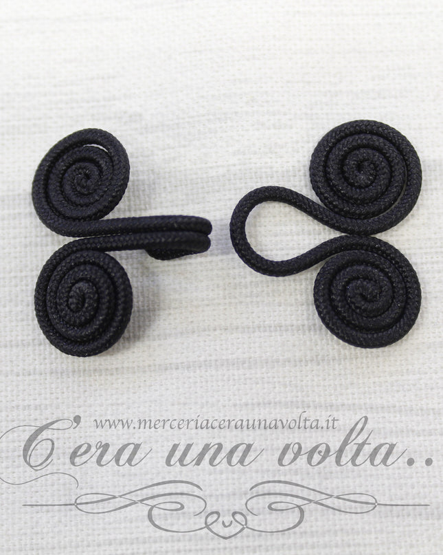 Ganci e occhielli rivestiti neri