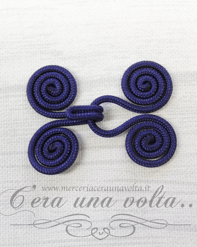 Ganci e occhielli rivestiti blu