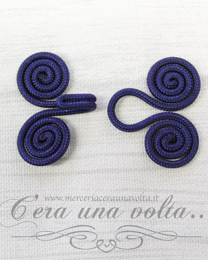 Ganci e occhielli rivestiti blu