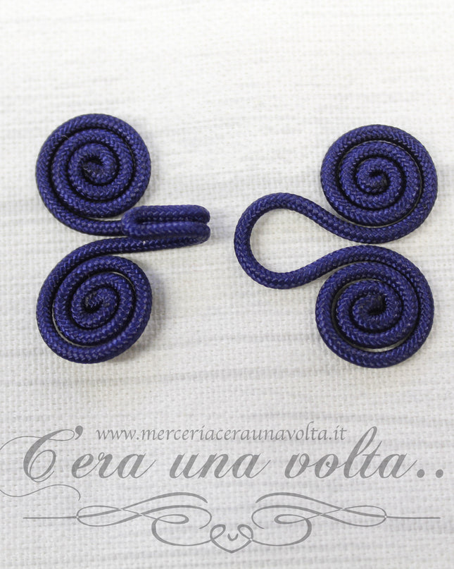 Ganci e occhielli rivestiti blu