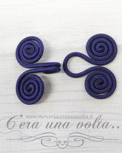 Ganci e occhielli rivestiti blu