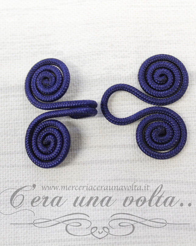 Ganci e occhielli rivestiti blu