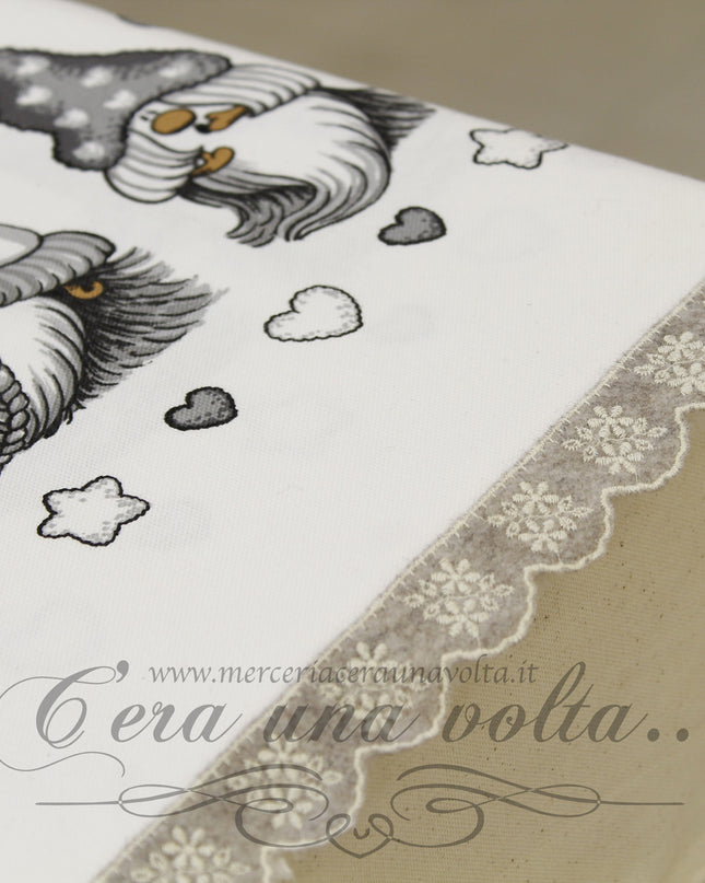 Pizzo in panno ricamato