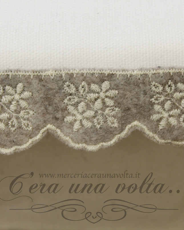 Pizzo in panno ricamato