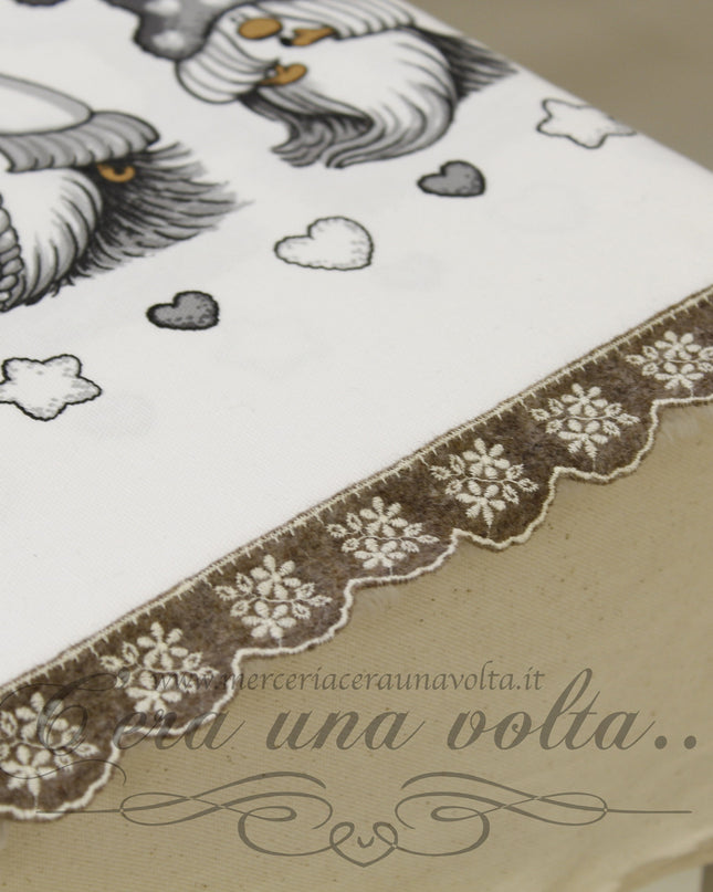 Pizzo in panno ricamato