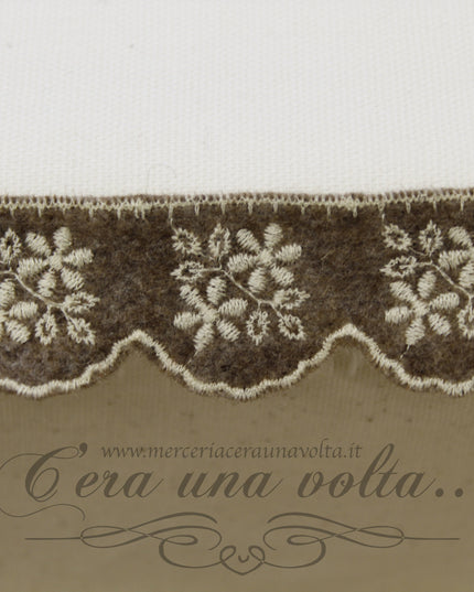 Pizzo in panno ricamato