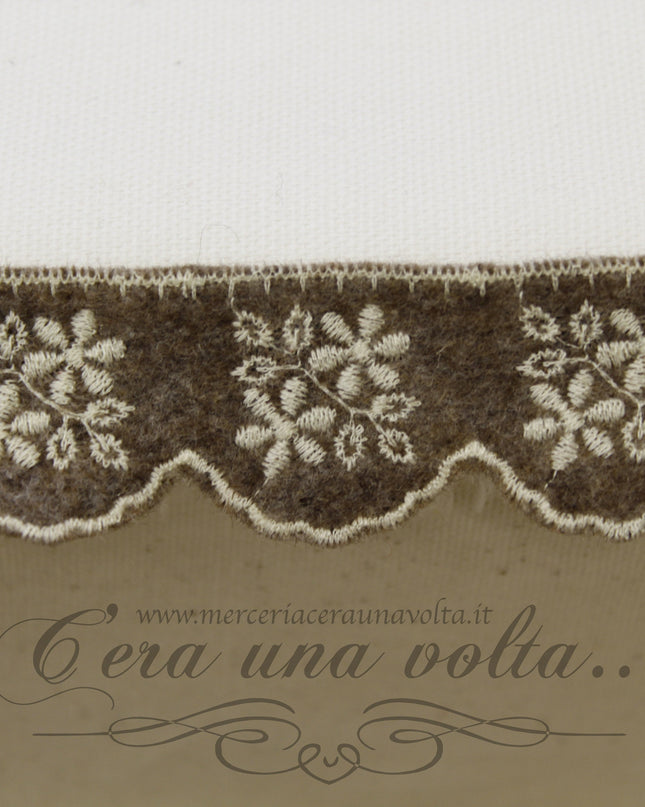 Pizzo in panno ricamato