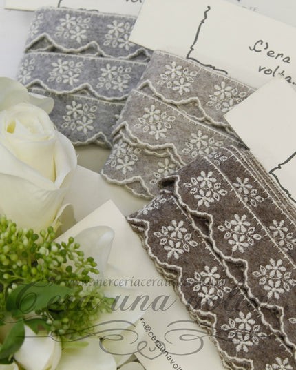 Pizzo in panno ricamato