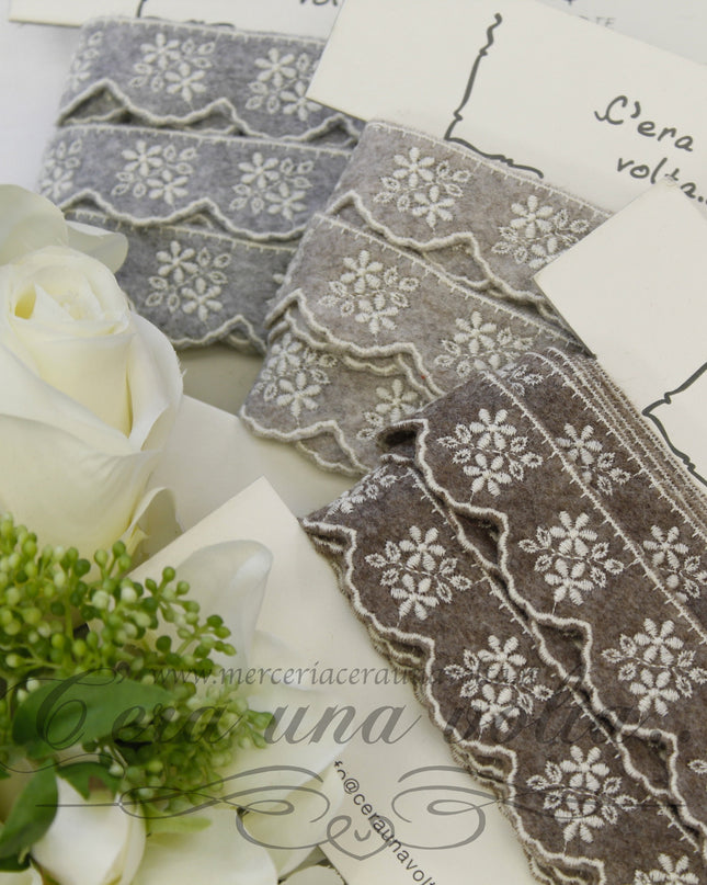 Pizzo in panno ricamato