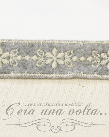 Pizzo tramezzo in panno ricamato