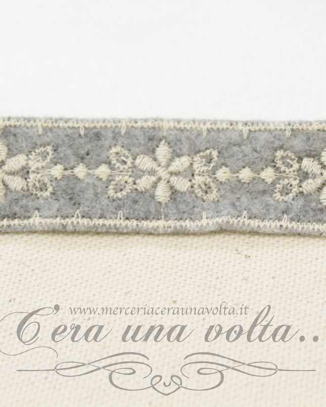 Pizzo tramezzo in panno ricamato