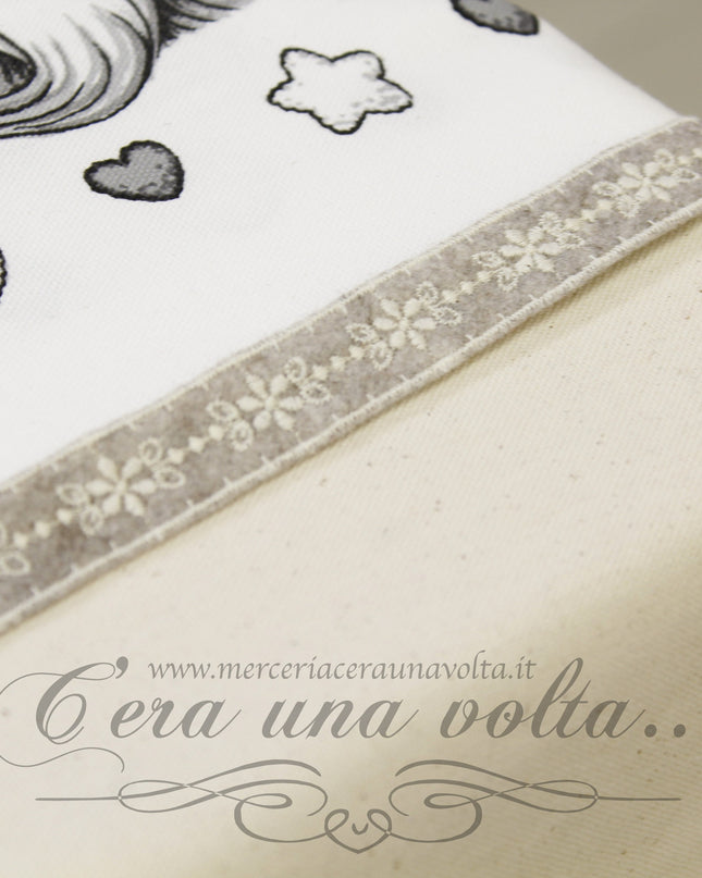 Pizzo tramezzo in panno ricamato