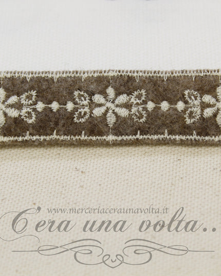Pizzo tramezzo in panno ricamato