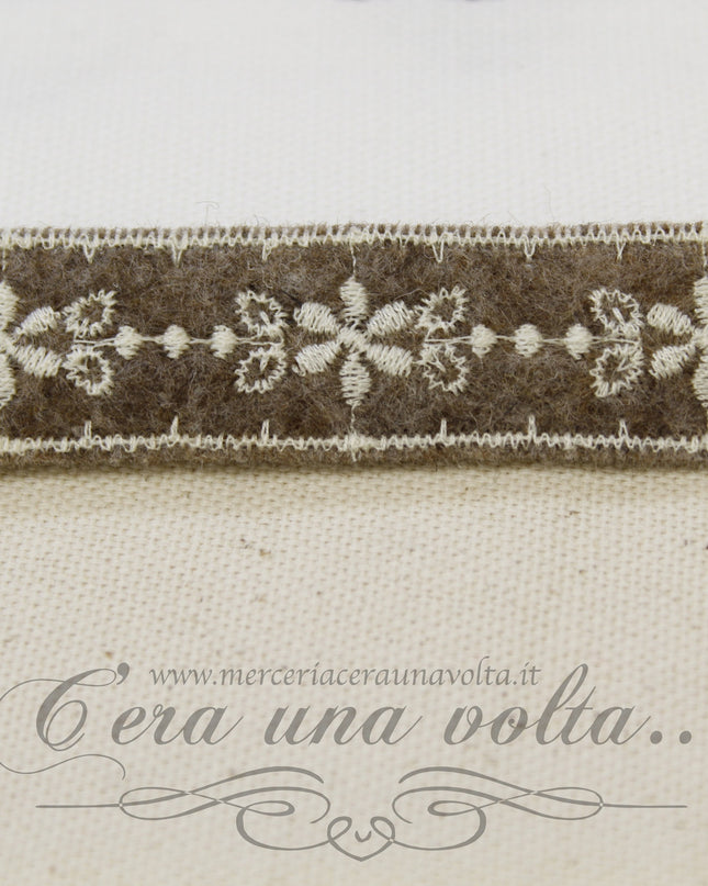 Pizzo tramezzo in panno ricamato