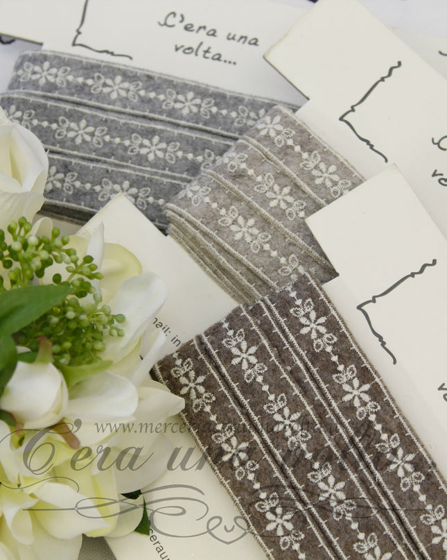 Pizzo tramezzo in panno ricamato