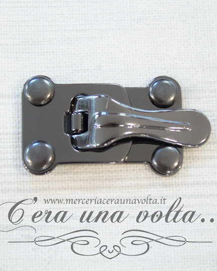 Chiusura con rivetti