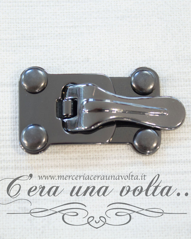 Chiusura con rivetti