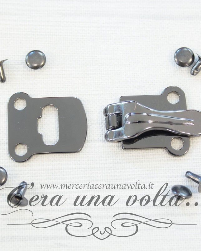 Chiusura con rivetti