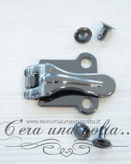 Chiusura con rivetti
