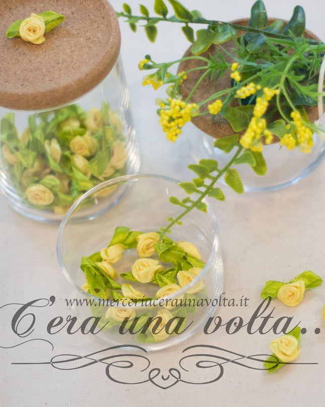 Roselline gialle in raso con foglia