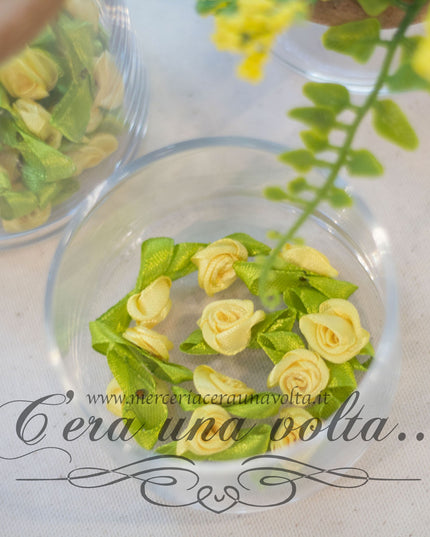 Roselline gialle in raso con foglia