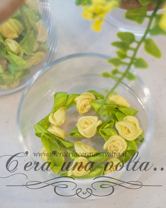 Roselline gialle in raso con foglia