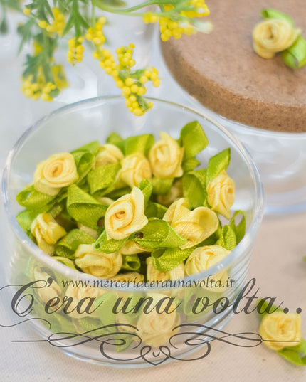 Roselline gialle in raso con foglia